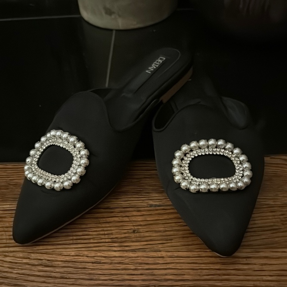 ✨Deltan Elegant Black Mules with Pearl Embellishments✨